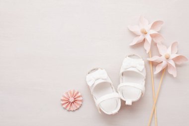 Şirin yeni doğan bebek kız ayakkabılar. Duş bebek, Doğum günü, davet veya tebrik kartı