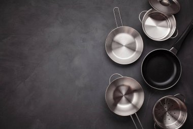 Mutfak metalik tava kümesi. Mockup, mutfak gereçleri, sınıflar kavramı yemek tarifi kitabı