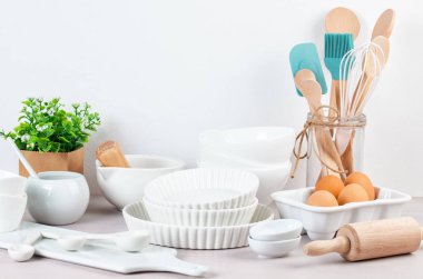 Çeşitli mutfak eşyaları. Tarifi kitabı ve pişirme sınıflar kavramı
