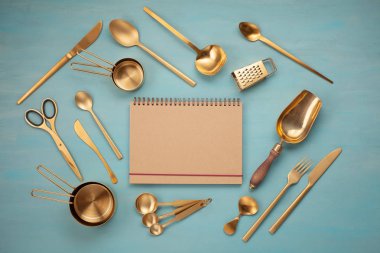 Düz mutfak gereçleri ve boş kopya alanı ile yatıyordu. Mutfak tarifi kitapları, kavramı, Bloglar ve sınıfları pişirme