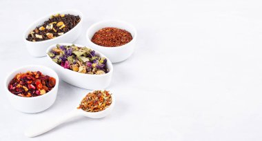 Çeşitli türlerini çay. Bitkisel, siyah, yeşil, kırmızı, meyve çayı. Detoks, yatıştırıcı, antioksidan, tonlama, serinletici içecekler