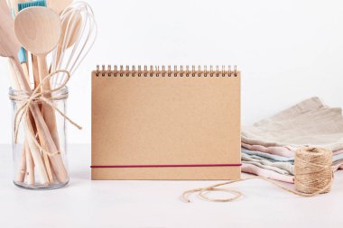 Çeşitli mutfak eşyaları. Tarifi kitabı ve pişirme sınıflar kavramı