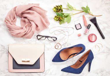 Moda aksesuarları ve mavi yüksek topuklu ayakkabı kız ve kadınlar için. Kentsel moda trendleri, güzellik blog kavramı