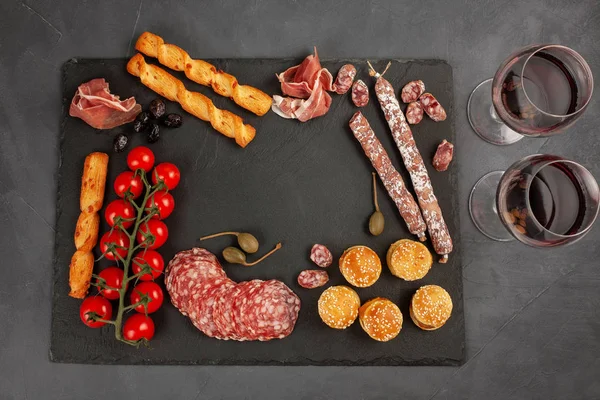 Mesa Aperitivos Com Diferentes Antipasti Queijo Charcutaria Lanches Vinho Mini — Fotografia de Stock