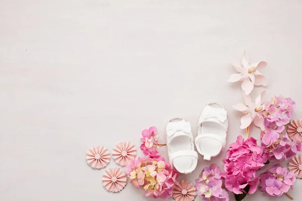 Lindos Zapatos Niña Recién Nacida Ducha Para Bebés Cumpleaños Invitación — Foto de Stock