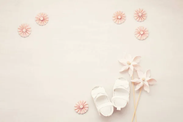 Sapatos Menina Recém Nascido Bonito Chuveiro Bebê Aniversário Convite Cartão — Fotografia de Stock