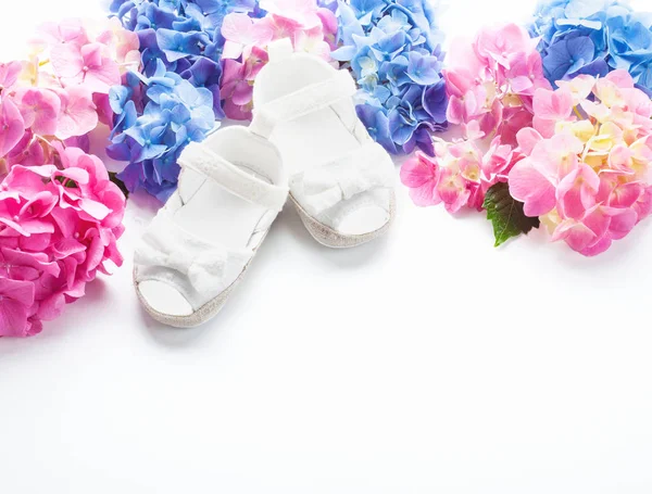 Lindos Zapatos Niña Recién Nacida Ducha Para Bebés Cumpleaños Invitación —  Fotos de Stock