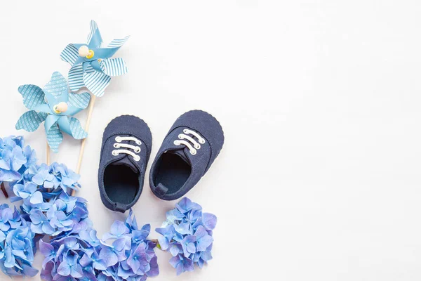 Schattige Pasgeboren Baby Jongen Schoenen Met Feestelijke Decoratie Witte Achtergrond — Stockfoto