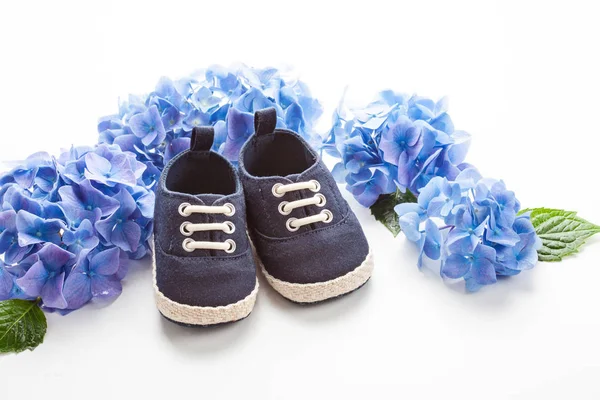 Schattige Pasgeboren Baby Jongen Schoenen Met Feestelijke Decoratie Witte Achtergrond — Stockfoto