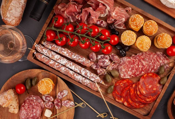 Előételek Asztal Différents Antipasti Sajt Charcuterie Ételek Borok Mini Hamburgert — Stock Fotó