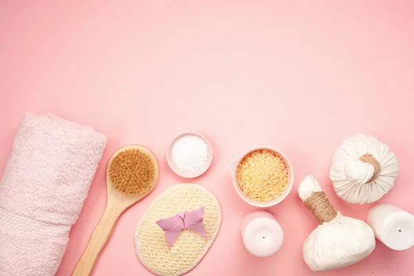 千禧粉红背景的女性美容及水疗产品 工具及化妆品 — 图库照片
