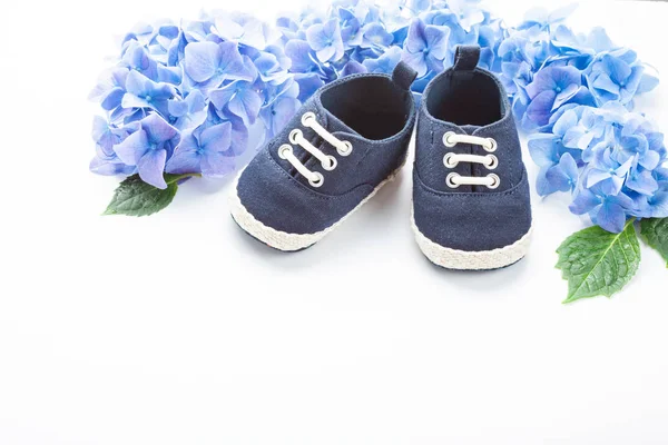 Schattige Pasgeboren Baby Jongen Schoenen Met Feestelijke Decoratie Witte Achtergrond — Stockfoto