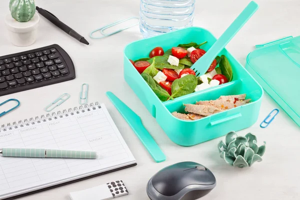 Leve Lancheira Com Salada Fresca Atum Sobre Mesa Escritório Com — Fotografia de Stock