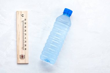 Yaz sıcağında için temel kural: kurutma önlemek için su çok içmek için. Düz yatıyordu, en iyi görünümü