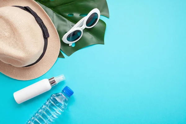 Essential Accessories Summer Heat Sunglasses Hat Sunscreen Bottle Water Flat — Stock Photo, Image