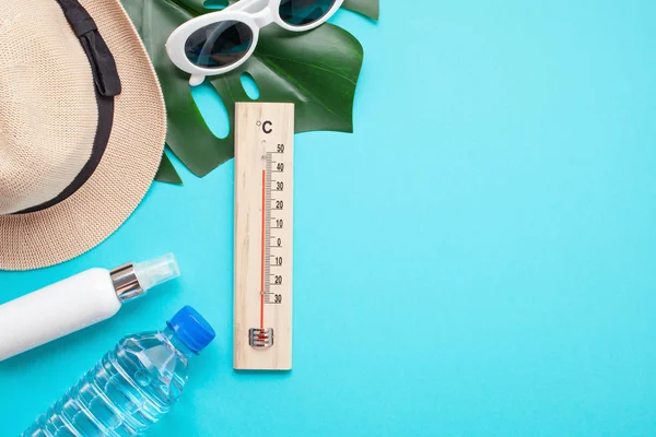 Wesentliche Accessoires Bei Sommerhitze Sonnenbrille Hut Sonnencreme Und Wasserflasche Flache — Stockfoto