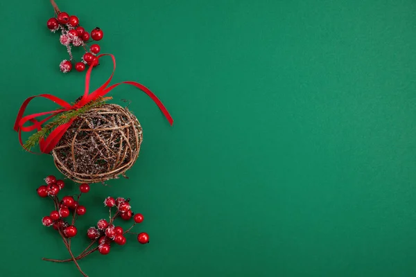 Decoração Festiva Natal Sobre Fundo Verde — Fotografia de Stock