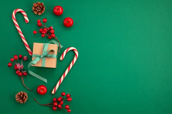 Decoración Navideña Festiva Sobre Fondo Verde — Foto de Stock