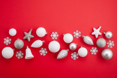 Neşeli Noel mockup kopya alanı için metin ve xmas süslemeleri ile kırmızı bir arka plan üzerinde