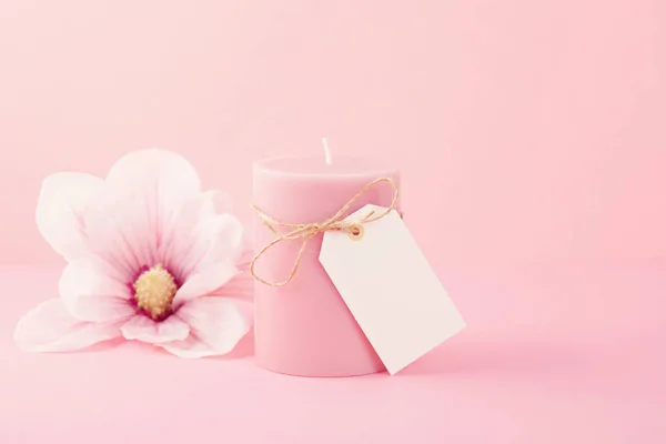 Flores Delicadas Velas Perfumadas Sobre Fondo Rosa Pastel Con Espacio — Foto de Stock