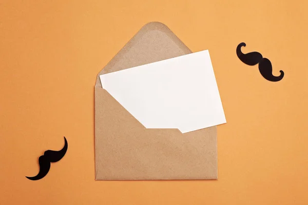 Schwarzer Papierschnurrbart Und Umschlag Auf Orangefarbenem Hintergrund Mit Kopierraum Männergesundheitsmonat — Stockfoto