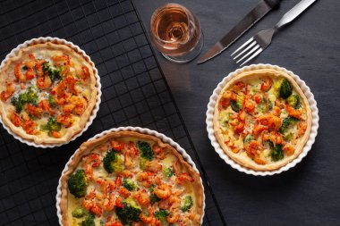 Krema ve yumurta ile tart kiş crayfishes ve brokoli ile Fransız ev dolu