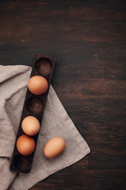 Ahşap yumurta kahverengi tavuk yumurta rustik arka plan üzerinde durmak
