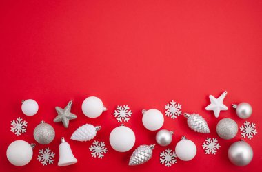 Neşeli Noel süsleri kırmızı zemin üzerine alay