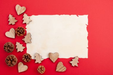 Neşeli Noel süsleri kırmızı zemin üzerine alay