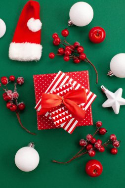 Yeşil zemin üzerine şenlikli Noel süsleri 