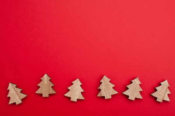 赤の背景にモックアップをお祝いクリスマス デコレーション — ストック写真