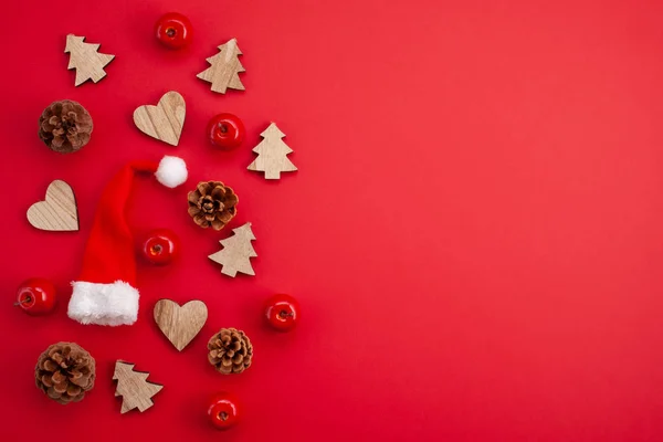 Festliche Weihnachtsdekoration Auf Rotem Hintergrund — Stockfoto