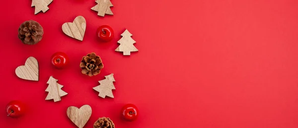 Festliche Weihnachtsdekoration Auf Rotem Hintergrund — Stockfoto