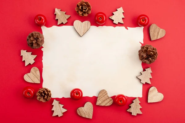 Festliche Weihnachtsdekoration Auf Rotem Hintergrund — Stockfoto