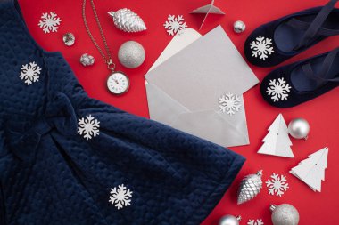 Noel ve yeni yıl ile mockup mektup kopya alanı üzerinde kırmızı arka plan ile kutlama için koyu mavi şenlikli kız elbise