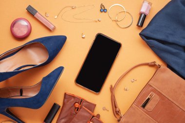 Düz sonbahar Bayan aksesuarlar koleksiyonu ile yatıyordu. Alışveriş, moda blog, satış, hediye fikirleri kavramı. Üstten görünüm