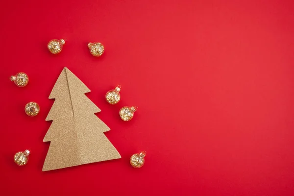 Festliche Weihnachts Attrappe Über Rotem Hintergrund Mit Kopierraum Für Text — Stockfoto