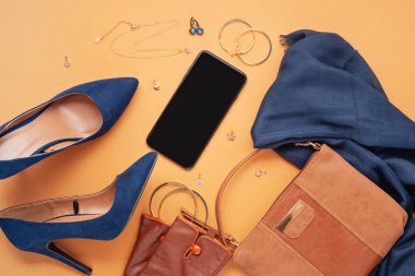 Düz sonbahar kadın aksesuarları koleksiyonu ile yatıyordu.