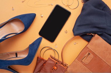 Düz sonbahar kadın aksesuarları koleksiyonu ile yatıyordu.