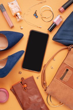 Düz sonbahar kadın aksesuarları koleksiyonu ile yatıyordu.