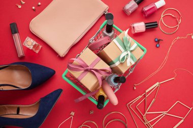 Kırmızı bir arka plan üzerinde kadın aksesuarları.