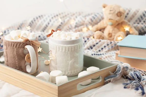 Stilleven Van Lade Met Twee Kopjes Chocolademelk Met Marshmallows Zachte — Stockfoto