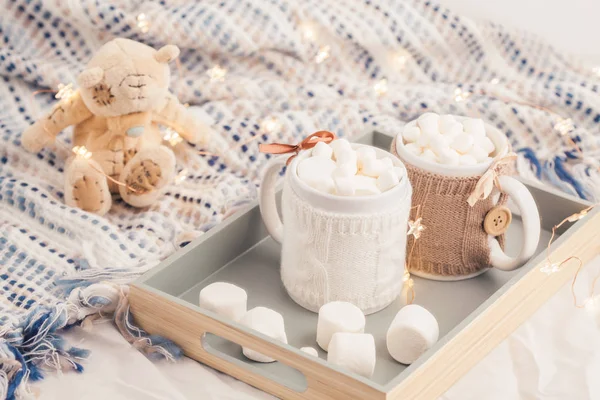 Dienblad Met Twee Kopjes Chocolademelk Met Marshmallows Zachte Geruite Achtergrond — Stockfoto