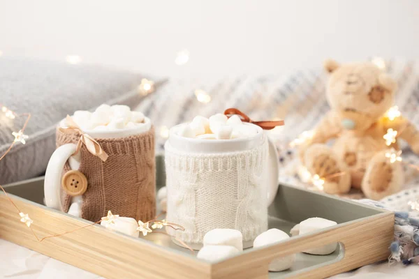 Dienblad Met Twee Kopjes Chocolademelk Met Marshmallows Zachte Geruite Achtergrond — Stockfoto