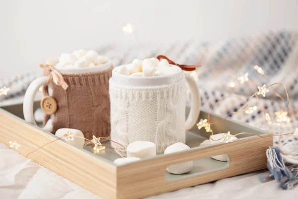 Dienblad Met Twee Mokken Warme Chocolademelk Met Marshmallows Zachte Geruite — Stockfoto