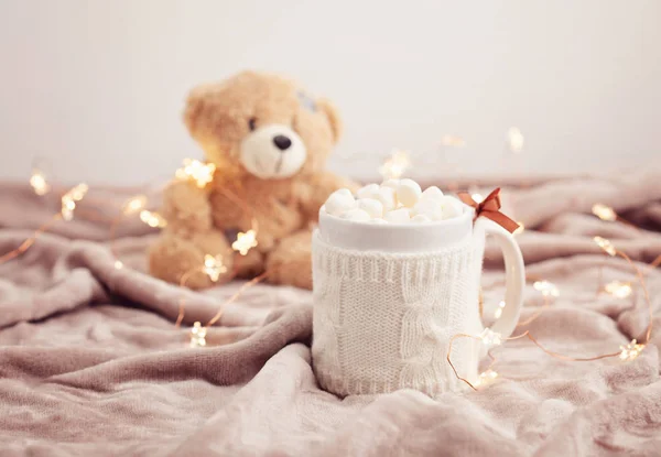 Chocolat Chaud Avec Guimauves Sur Fond Plaid Doux Avec Lumières — Photo