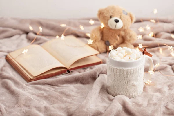 Warme Chocolademelk Met Marshmallows Zachte Geruite Achtergrond Met Kerstverlichting Perfecte — Stockfoto