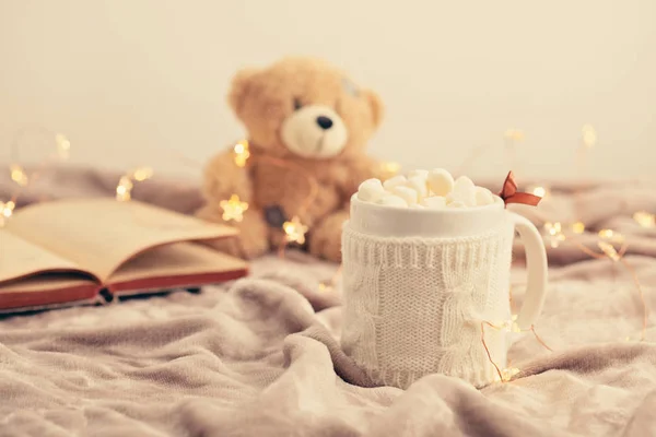 Heiße Schokolade Mit Marshmallows Auf Weichem Karierten Hintergrund Mit Weihnachtsbeleuchtung — Stockfoto