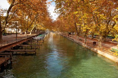 Annecy, Fransa - 21 Ekim 2017: görünümüne Annecy göl ve sonbaharda tekneler ile kanal.