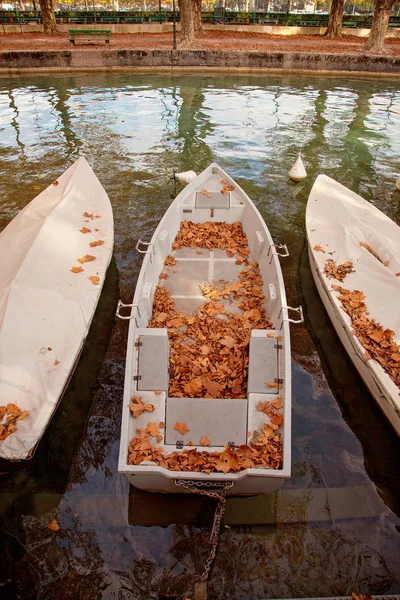 Barcos Canal Con Hojas Otoño Caídas Temporada Otoñal Dorada — Foto de Stock